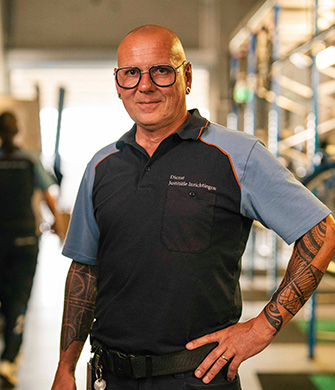 Medewerker in magazijn met uniform