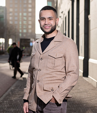 Persoon staat buiten in een stedelijke straat