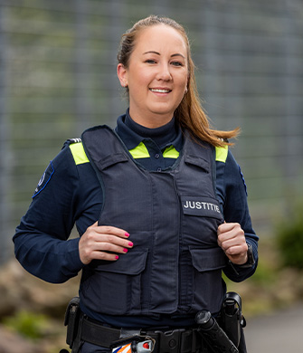 Persoon in justitie-uniform met kogelwerend vest