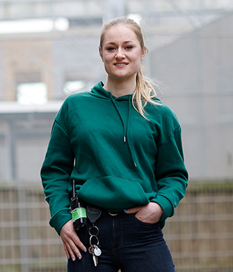 Vrouw in groene hoodie met portofoon