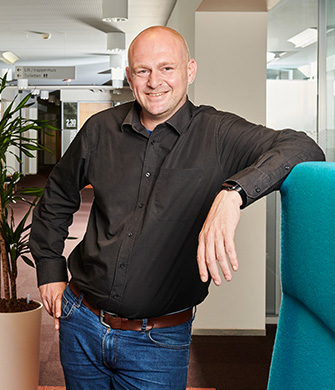 Persoon leunt tegen stoel in kantooromgeving