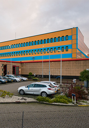 Gebouw met parkeerplaats ervoor