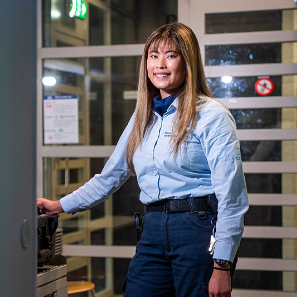 Medewerker in werkomgeving bij industriële machine