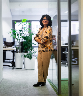 Financieel medewerker DJI kijkt in camera