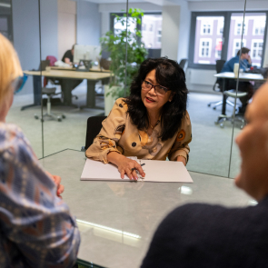 Vergadering in kantoor, document wordt ondertekend