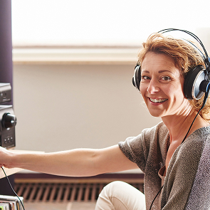 Persoon met koptelefoon bij stereo