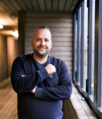 Financieel medewerker DJI kijkt in camera