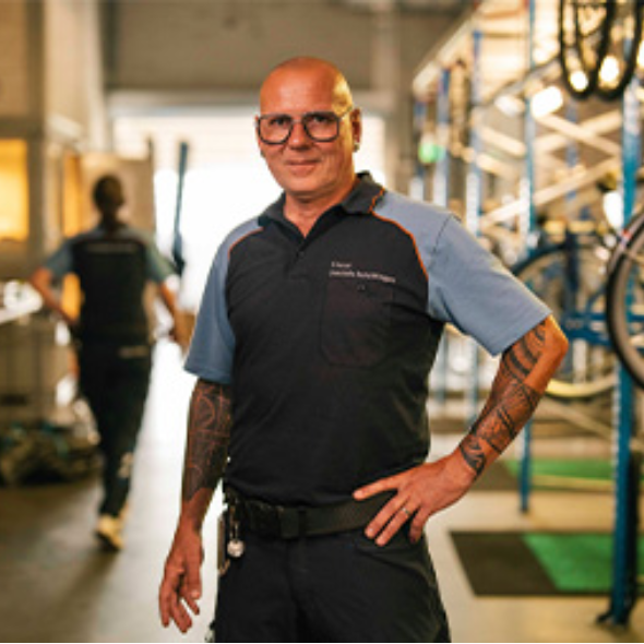 Medewerker in magazijn met uniform