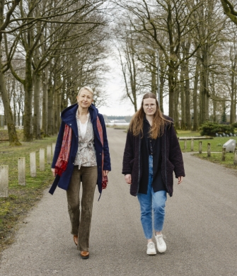 GZ-psychologen Linda en Chantal lopen buiten en kijken in camera