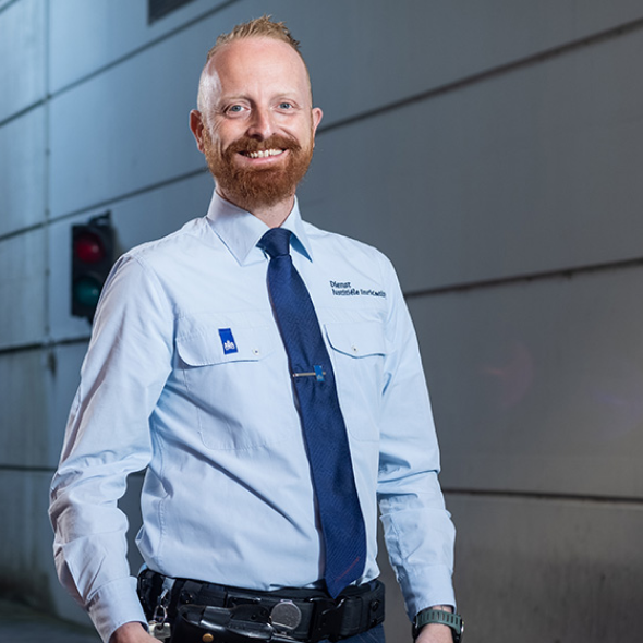 Medewerker bij toegangspoort justitiële inrichting