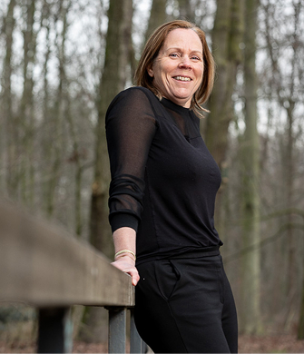 Vrouw kijkt over schouder