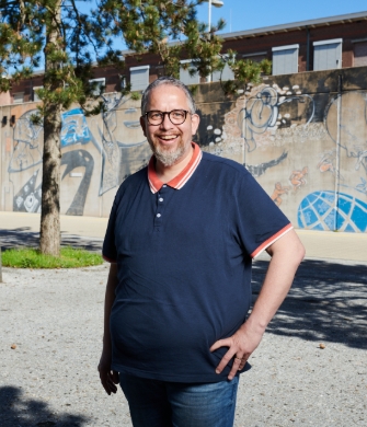 Sociaal psychiatrisch verpleegkundige DJI kijkt in camera