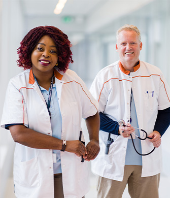 Zorgmedewerkers in ziekenhuisgang met stethoscoop