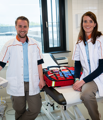 Man en vrouw in wit doktersjas
