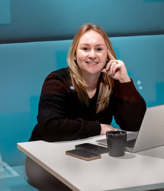 Vrouw lacht naar camera