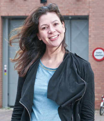 Een vrouw staat in een gang van het penitentiair psychiatrisch centrum Haaglanden