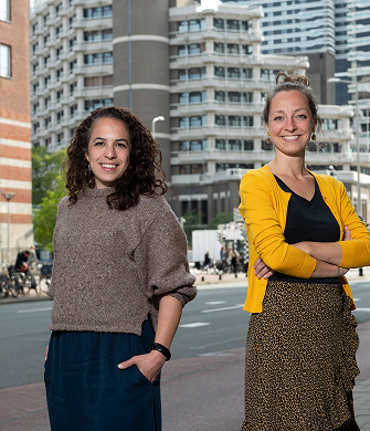 Vrouwen lachen naar camera op straat