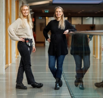 Persoon opent voordeur met tas over schouder