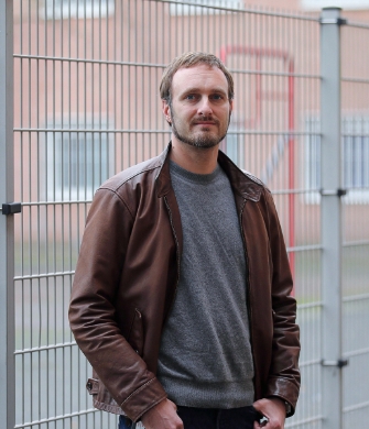 Een man staat in een gang van het penitentiair psychiatrisch centrum Haaglanden