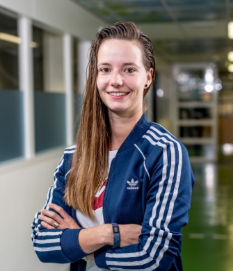 Een vrouw staat in een ruimte van de penitentiaire inrichting Almelo