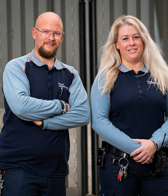 Twee beveiligers in uniform bij een ingang