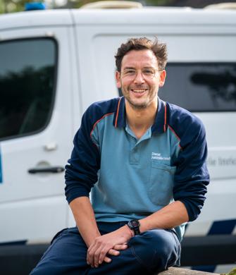 Arbeidsbegeleider DJI kijkt in camera