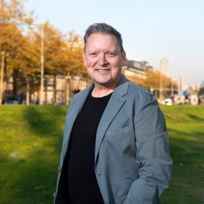 Persoon in park met stad op achtergrond