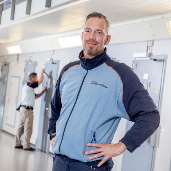 Beveiligers in gang met celdeuren