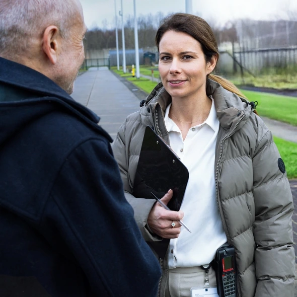Twee personen praten buiten op een pad