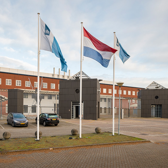 Terrein van justitiële inrichting met vlaggen