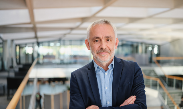 Selbstbewusster erfahrener Profi im modernen Büro