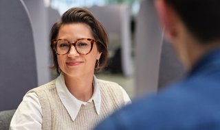 Femme professionnelle souriante en réunion