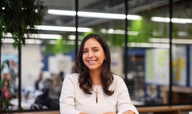 Lächelnde Berufsfrau im modernen Büro