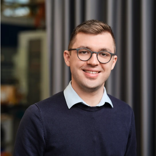 Lächelnder Mann mit Brille im Büro