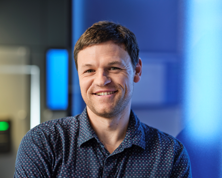 <h3>How mobility works.</h3>
            <p><b>The company opens the door – you decide to step through.</b></p>