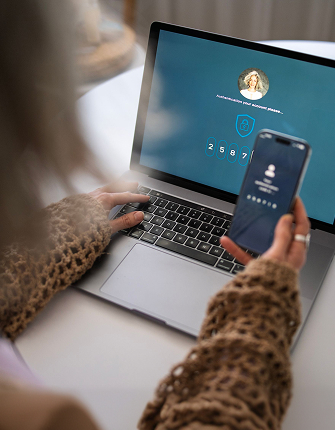 Laptop en telefoon tonen tweefactor-authenticatie