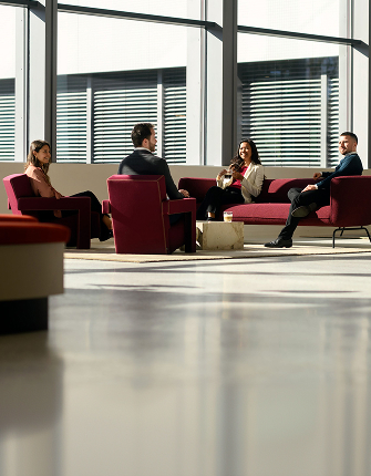 Vier mensen in moderne lounge