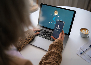 Laptop en telefoon tonen tweefactor-authenticatie