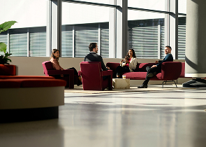Vier mensen in moderne lounge