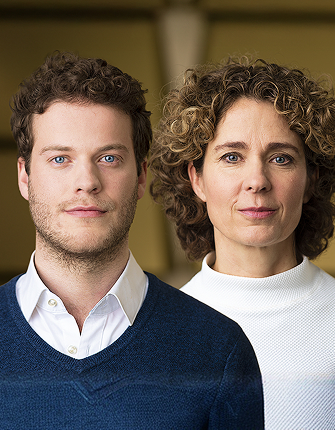 Twee mensen met krullend haar in truien