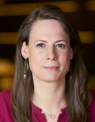 Vrouw met donkerroze top en oorbellen