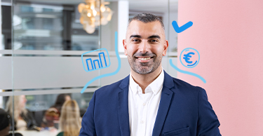 Persoon in een modern kantoor met blauwe financiële iconen eromheen.