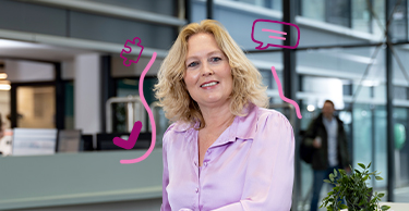Persoon in een kantooromgeving met roze communicatie‑iconen eromheen.