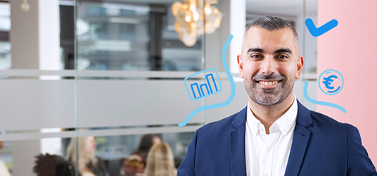 Persoon in een modern kantoor met blauwe financiële iconen eromheen.