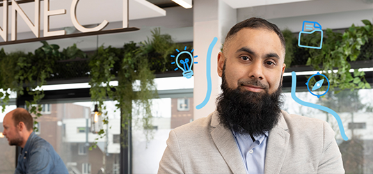 Persoon in een moderne ruimte met blauwe strategie‑ en beleidsiconen eromheen.