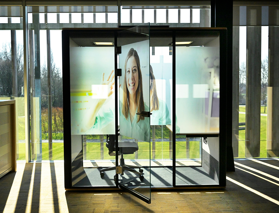 Stille werkcabine in modern PGGM-kantoor