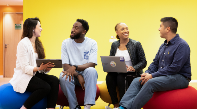 Quatre collègues en réunion collaborative