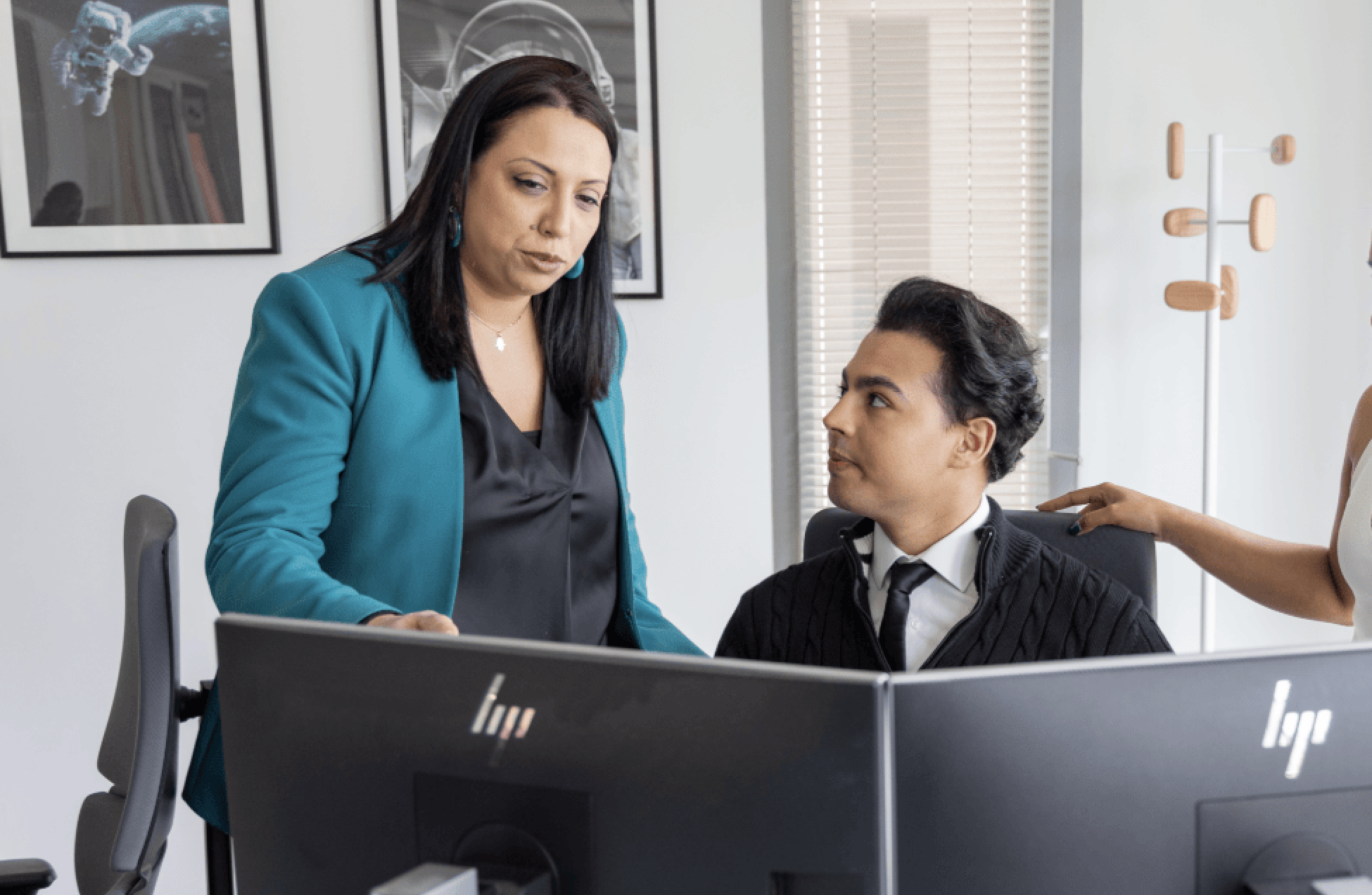 Collaboration d’équipe autour d’un poste de travail