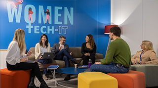 Groupe en discussion informelle dans un bureau
