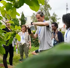 Bénévoles AXA Atout Cœur dans un jardin partagé